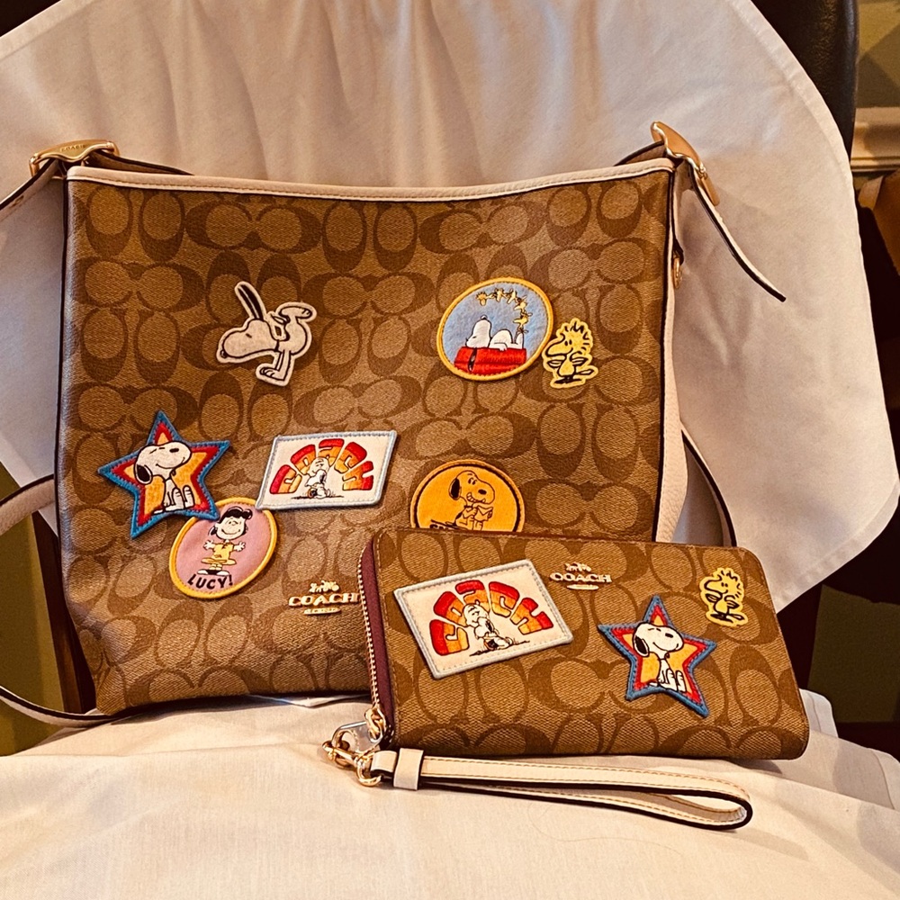Coach bag Collectable Snoopy Purse & Wallet.